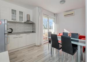 Kuchyň nebo kuchyňský kout v ubytování Apartments Podstrana with shared Pool