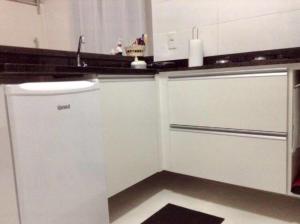 a white kitchen with a sink and a dishwasher at Real Apartments 091 - Excelente Studio em Copacabana próximo da Praia e do Metrô in Rio de Janeiro