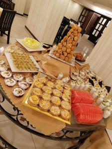 una mesa con diferentes tipos de pasteles. en Arena By Trend, en Amán