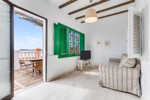 メレナラにあるHome2Book Oceanfront Bliss in Taliarteの海の見えるリビングルーム