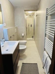 W łazience znajduje się umywalka, toaleta i prysznic. w obiekcie Mascherone Apartment w Wenecji
