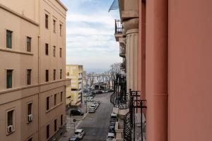 vista de uma rua da cidade a partir de um edifício em Summer Breeze Family Aparment by Wonderful Italy em Bari