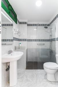 メレナラにあるHome2Book Oceanfront Bliss in Taliarteのトイレ、洗面台、シャワー付きのバスルーム