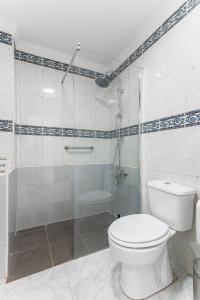 メレナラにあるHome2Book Oceanfront Bliss in Taliarteのトイレとシャワー付きの白いバスルーム +25枚の写真