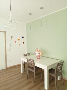 ein weißes Esszimmer mit einem weißen Tisch und Stühlen in der Unterkunft Da Nonna Maria in Grottaglie