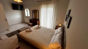 sypialnia z łóżkiem z dwoma ręcznikami w obiekcie Bruskos Holiday Deluxe w mieście Kynopiástai