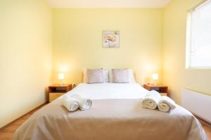 sypialnia z dużym łóżkiem z ręcznikami w obiekcie Вили Тихия Кът w mieście Ribarica