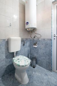La salle de bains est pourvue de toilettes et d'un réservoir. dans l'établissement Вили Тихия Кът, à Ribarica