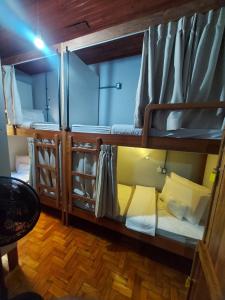 grupa łóżek piętrowych w pokoju w obiekcie HOSTEL BADULACK w mieście Capitólio