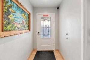 korytarz z drzwiami i obrazem na ścianie w obiekcie 101-luxury1 w mieście San Diego