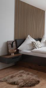 una camera da letto con un letto con testiera in legno di 1-4 Gäste Wohnung W-Lan, Netflix, Amazon, Parken, Arbeitsplatz, 24h Check in ,Vollausgestattet Küche, Handtücher Seife u,v,m für Geschäftsreisende, Paare, Familien , a Datteln