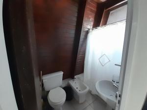 ein Badezimmer mit Toilette und Waschbecken in der Unterkunft Chacaimanta RIVERA in Rivera