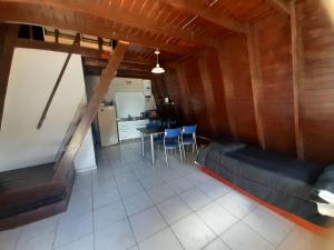 ein Wohnzimmer mit Sofa, Tisch und Stühlen in der Unterkunft Chacaimanta RIVERA in Rivera