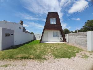 ein Haus mit einem Turm auf einem Hof in der Unterkunft Chacaimanta RIVERA in Rivera