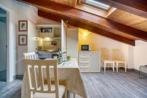 eine Küche mit einem Tisch und Stühlen im Zimmer in der Unterkunft Casavacanzelemore - Casa Zara in Valfabbrica