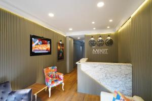 a lobby of a metrett restaurant with a bar at Meet İstanbul Hotel Kadikoy in Istanbul