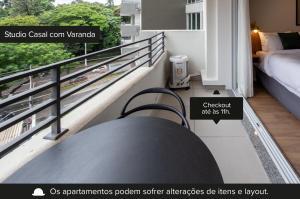 a room with a balcony with a bed and a bed sqor at Charlie Panorama Butantã in São Paulo