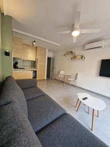 a living room with a couch and a table at Casa del Sol in San Pedro del Pinatar