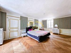 Een bed of bedden in een kamer bij Le château d'Ewa