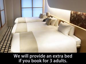 grupa trzech łóżek w pokoju hotelowym w obiekcie THE GENERAL KYOTO Shijou Shinmachi w mieście Kioto