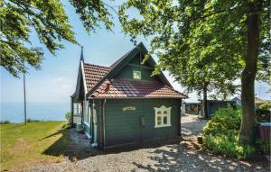 ハザスレウにある3 Bedroom Nice Home In Haderslevの茶色の屋根の小さな緑の家