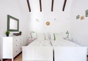 um quarto branco com uma cama e uma cómoda em Reethouse Nature Resort - Pool Sauna Swimming pond em Kiskunmajsa