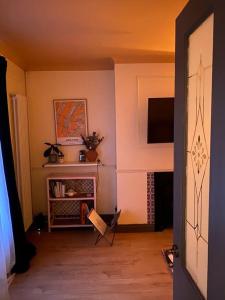 Een TV en/of entertainmentcenter bij Luxurious quirky 2bedroom house
