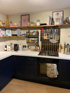 a kitchen with a stove and a counter top at Luxurious quirky 2bedroom house in Southampton
