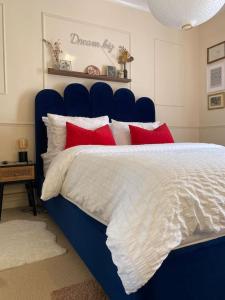 Een bed of bedden in een kamer bij Luxurious quirky 2bedroom house