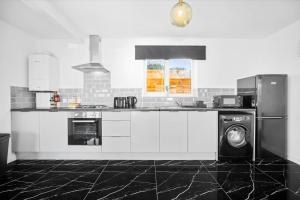 Virtuvė arba virtuvėlė apgyvendinimo įstaigoje Stylish New Apartment - Free Wifi & Netflix - 3MH