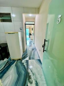 Cette chambre dispose d'un sol décoré avec de l'eau. dans l'établissement POUSADA OHANA PARATY, à Parati