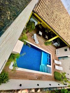 an overhead view of a swimming pool in a house at POUSADA OHANA PARATY in Paraty