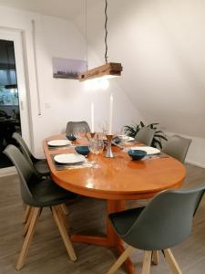 a wooden table with chairs and wine glasses on it at Ferienwohnung (R)Auszeit in Wildemann
