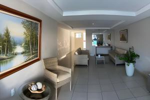 ein Wohnzimmer mit einem Wandgemälde in der Unterkunft 10ª Pirâmide Manaíra by Allmare Apartamentos in João Pessoa