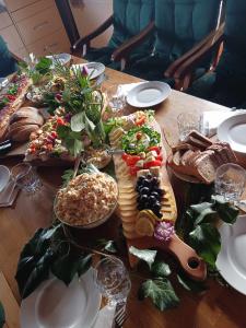 stół z różnymi rodzajami żywności w obiekcie Chata Santa Claus - Rudolf GÓRY SOWIE w mieście Sokolec