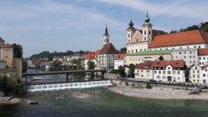 miasto z mostem nad rzeką i budynkami w obiekcie Hotel-Restaurant Minichmayr w mieście Steyr