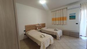a hospital room with two beds and a window at Monolocale in centro con parcheggio privato! in Palau +1 photo