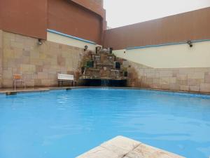 uma grande piscina com uma fonte num edifício em GLORIA PLAZA HOTEL em Chiclayo