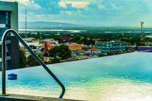 una piscina con vistas a una ciudad en 20South Lux Apartments 1BR, en Kingston