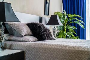 Un dormitorio con una cama con un animal de peluche encima. en 20South Lux Apartments 1BR, en Kingston