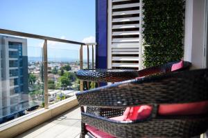 balcón con silla y vistas a la ciudad en 20South Lux Apartments 1BR, en Kingston