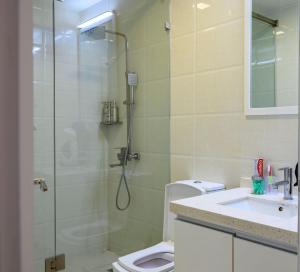 Un baño con ducha, inodoro y lavabo. en 20South Lux Apartments 1BR, en Kingston 16 fotos más