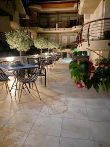 un patio con mesas y sillas en un edificio en Ammolithos Beach, en Stavros