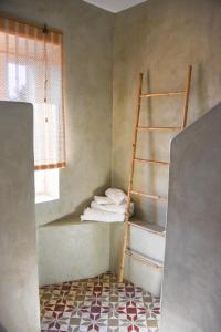 - Baño con escalera y toallas en la planta en Mas Gardane en Pernes-les-Fontaines