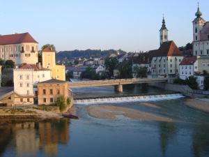 un puente sobre un río en una ciudad con edificios en Hotel-Restaurant Minichmayr, en Steyr