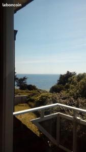 - une vue sur l'océan depuis le balcon d'une maison dans l'établissement La palette - Maison vue sur mer, à Saint-Gildas-de-Rhuys
