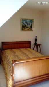 - une chambre avec un lit doté d'un cadre en bois dans l'établissement La palette - Maison vue sur mer, à Saint-Gildas-de-Rhuys