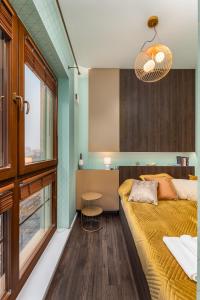 a small bedroom with a bed and a table at Siedmiogrodzka 7 by Homeprime in Warsaw