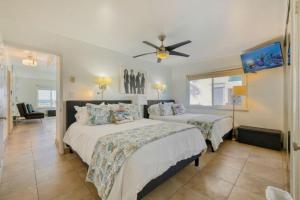 1 dormitorio con 2 camas y ventilador de techo en 101-luxury1 en San Diego