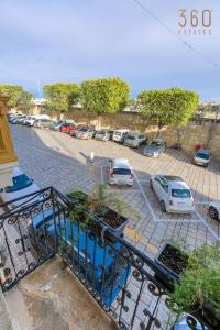 ビルグにあるCharming home with Stunning City Views in Birgu by 360 Estatesのバルコニー(駐車場に駐車可)